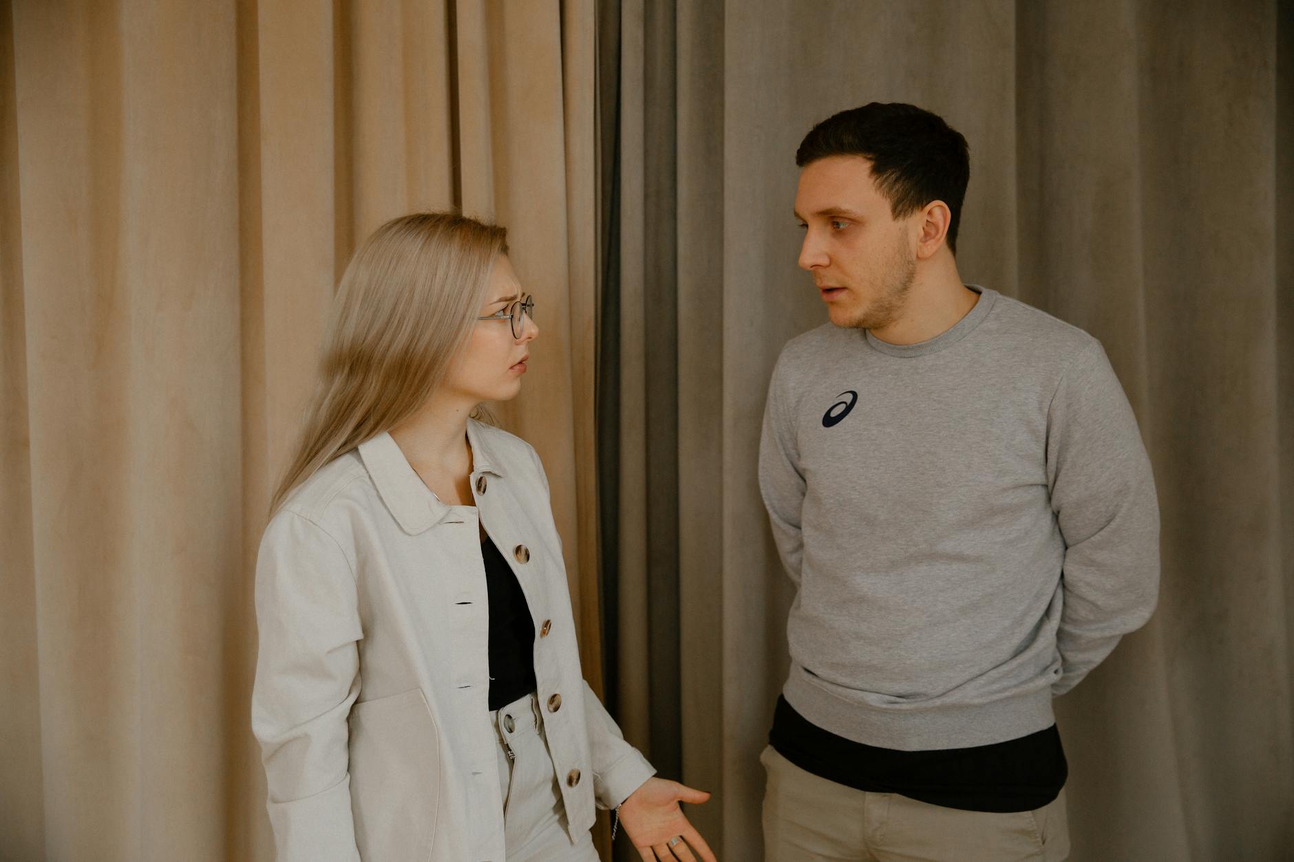 Jak rozmawiać o dzieciach, gdy jedno chce, a drugie nie jest gotowe Para w mieszkaniu prowadzi poważną rozmowę o posiadaniu dzieci
